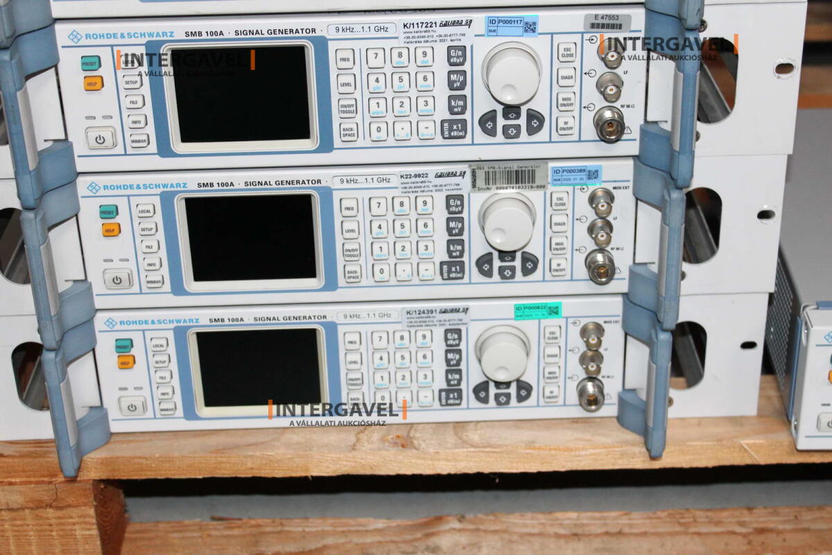 Signal generator (Rohde & Schwarz, SMB 100 A) és egyéb műszerek 11