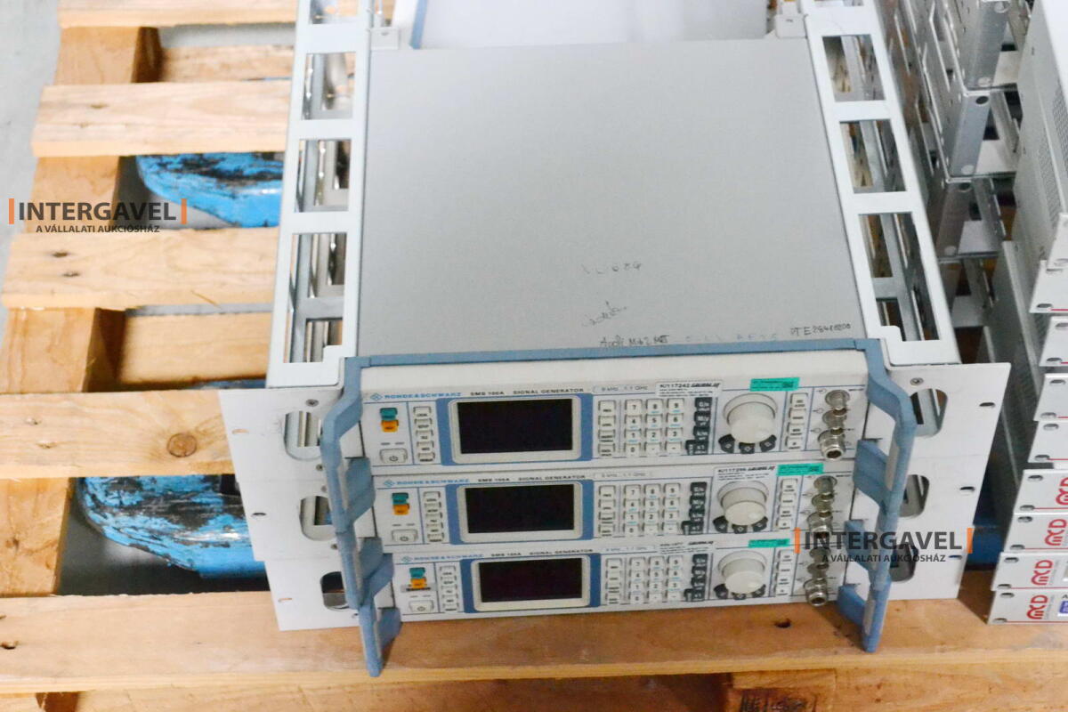 Signal generator (Rohde & Schwarz, SMB 100 A) és egyéb műszerek 12