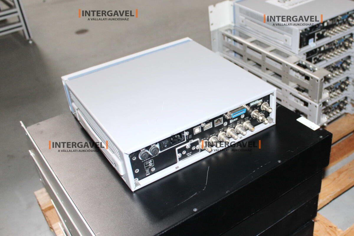 Signal generator (Rohde & Schwarz, SMB 100 A) és egyéb műszerek 5