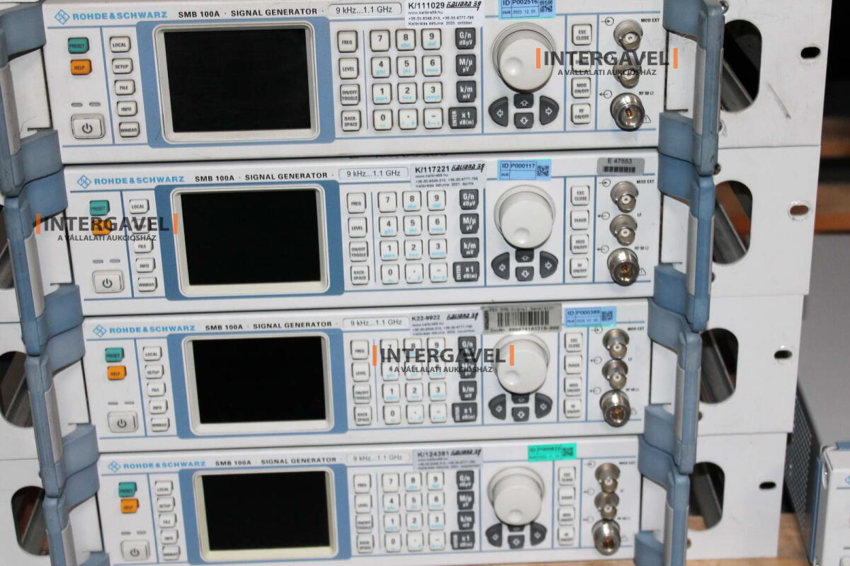 Signal generator (Rohde & Schwarz, SMB 100 A) és egyéb műszerek 10