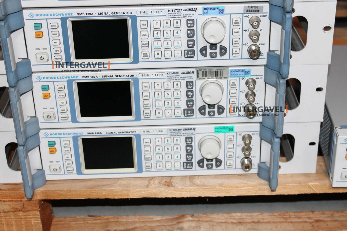 Signal generator (Rohde & Schwarz, SMB 100 A) és egyéb műszerek 11