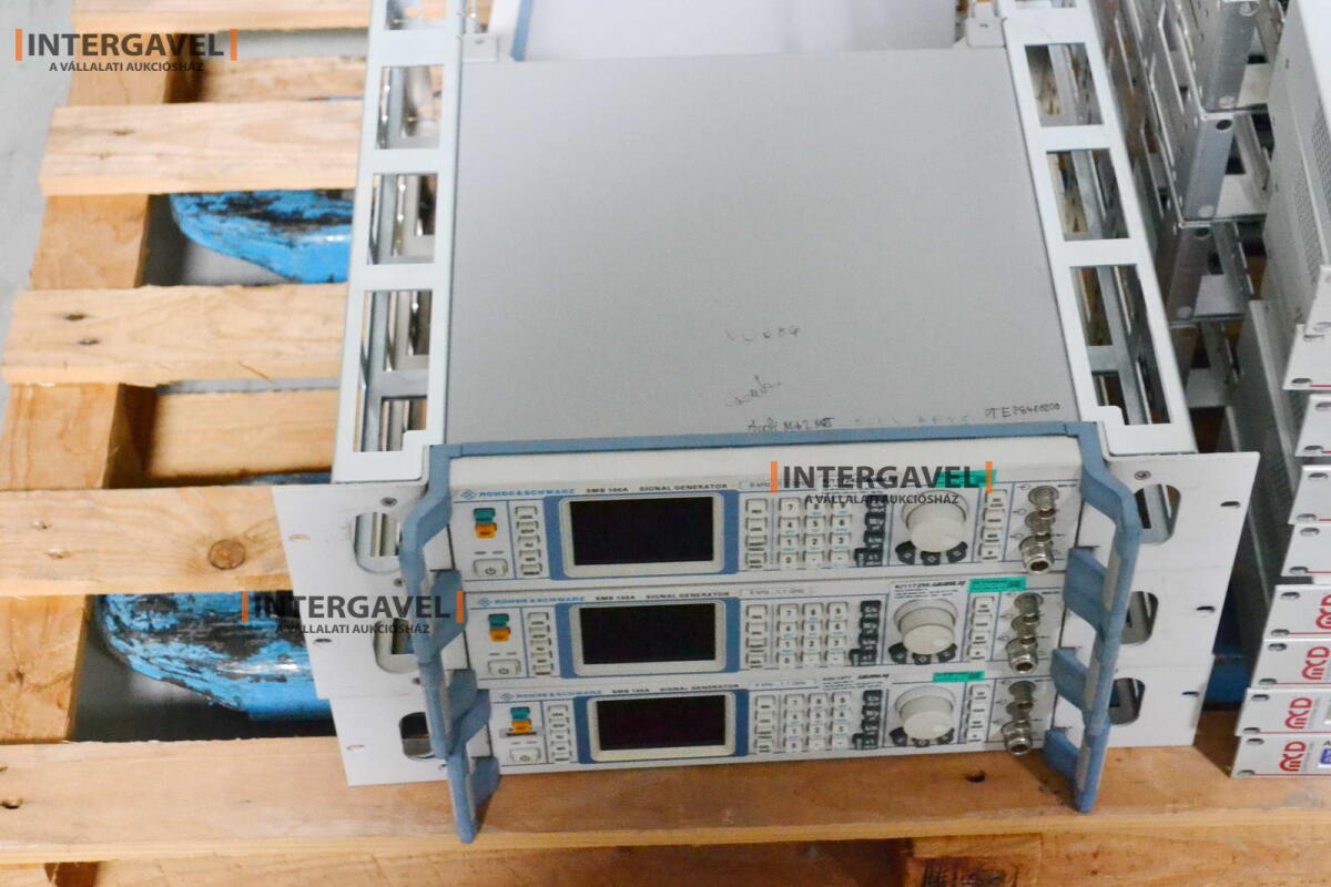 Signal generator (Rohde & Schwarz, SMB 100 A) és egyéb műszerek 12