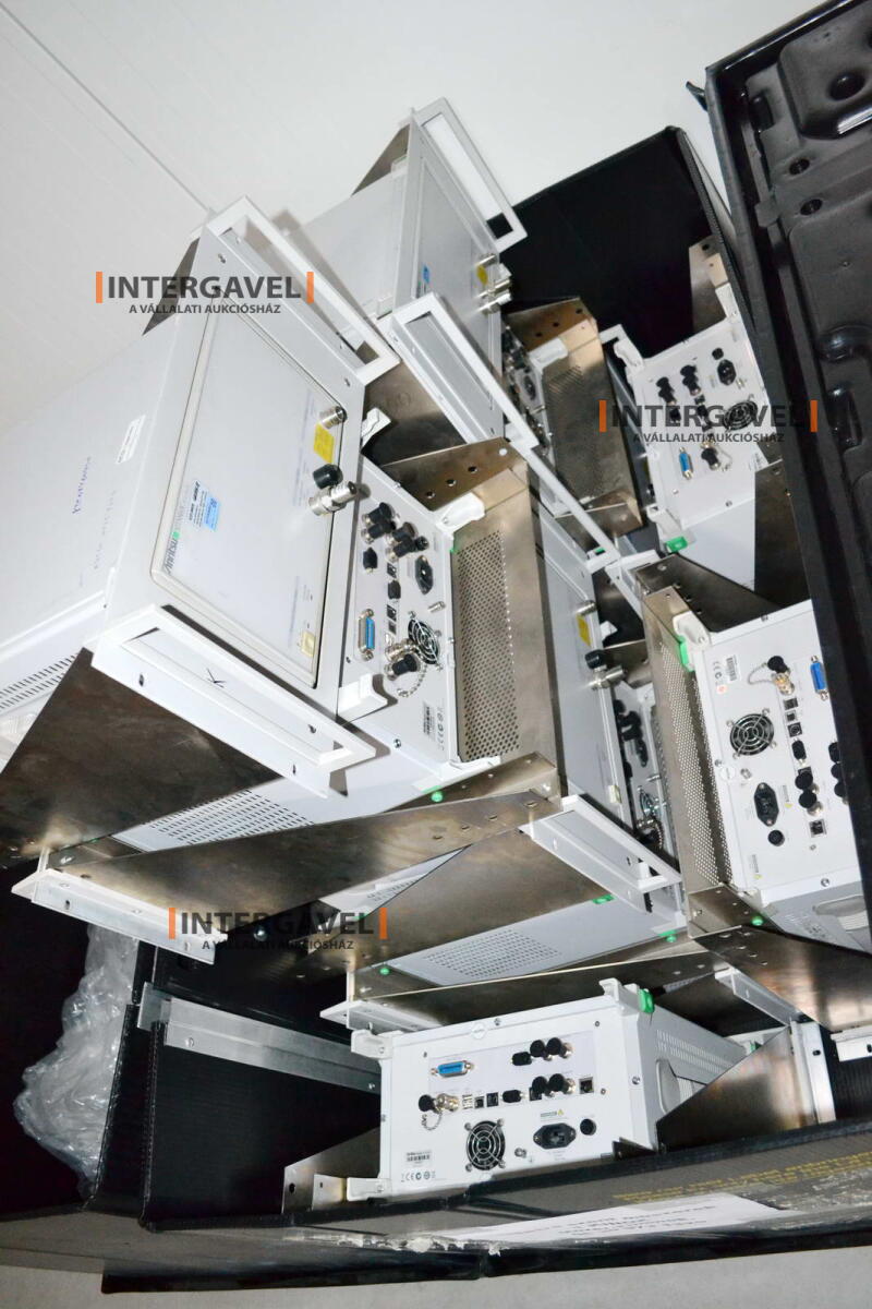 Signal generator (Rohde & Schwarz, SMB 100 A) és egyéb műszerek 20