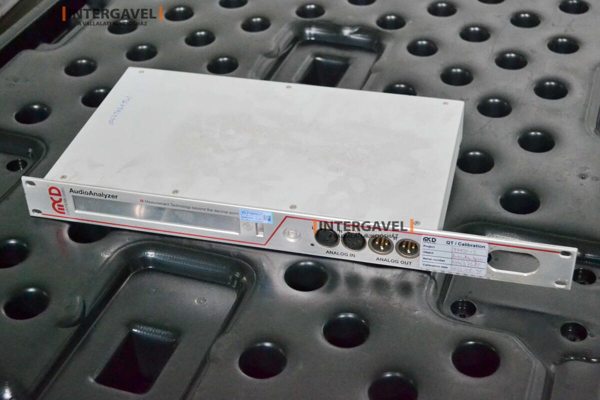 Signal generator (Rohde & Schwarz, SMB 100 A) és egyéb műszerek 21