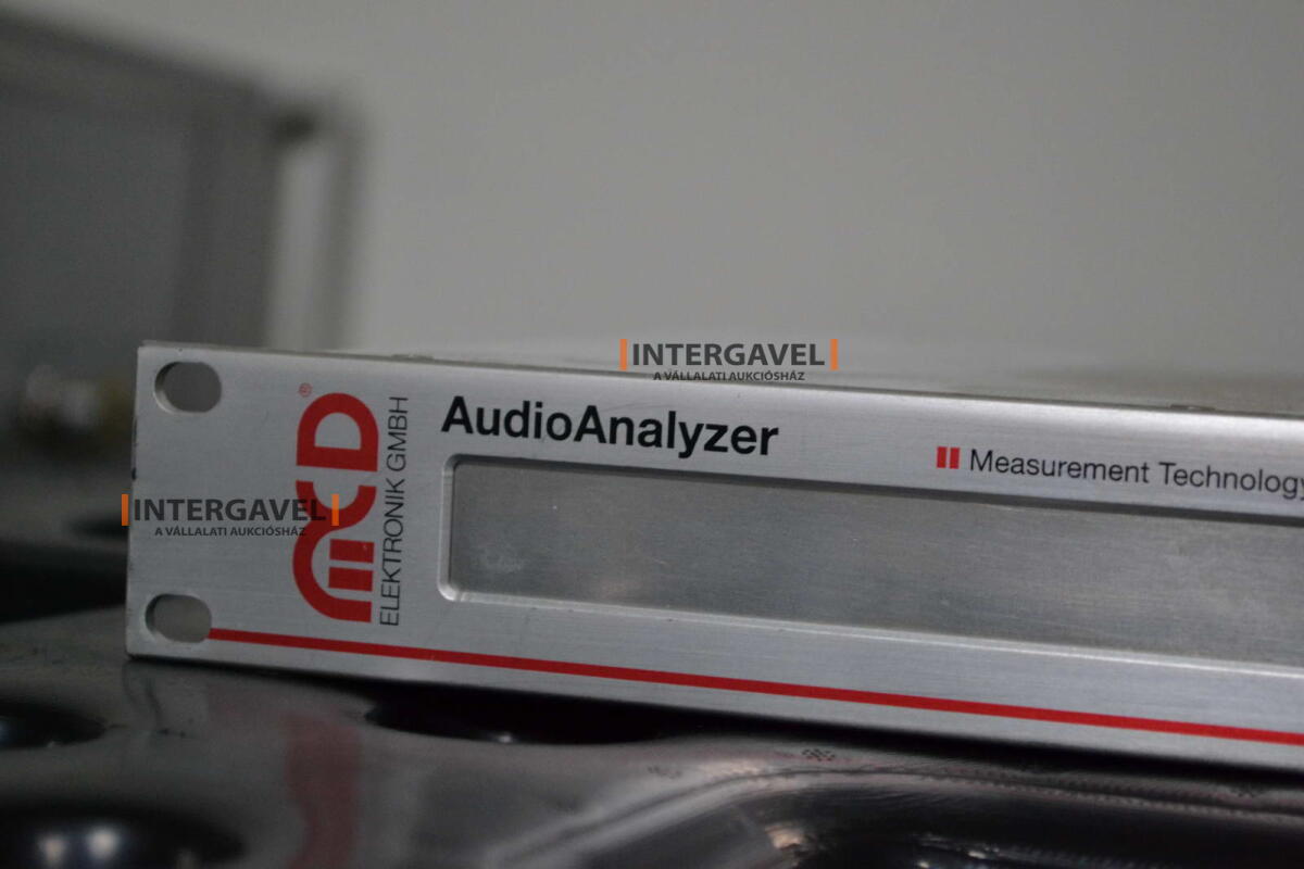 Signal generator (Rohde & Schwarz, SMB 100 A) és egyéb műszerek 22