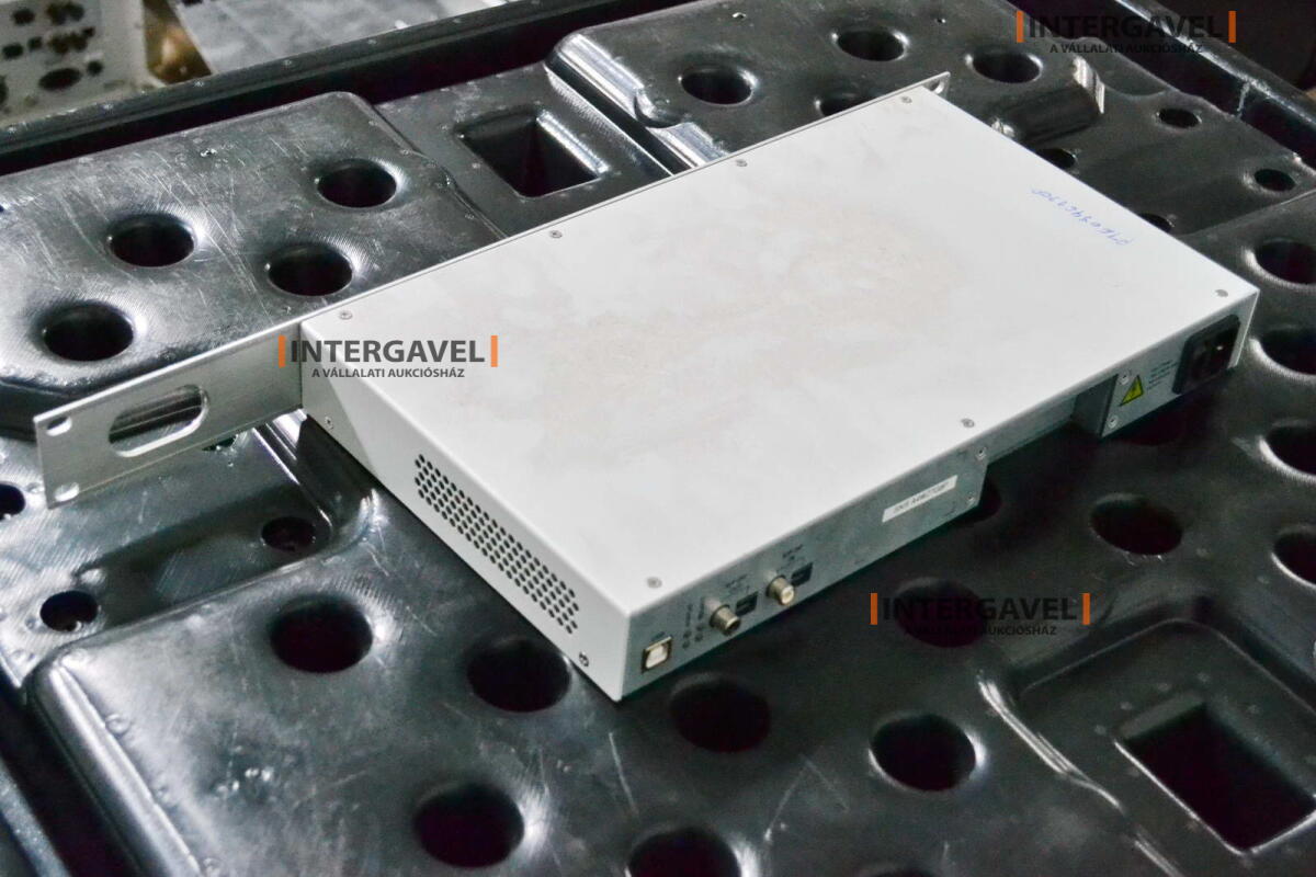 Signal generator (Rohde & Schwarz, SMB 100 A) és egyéb műszerek 24