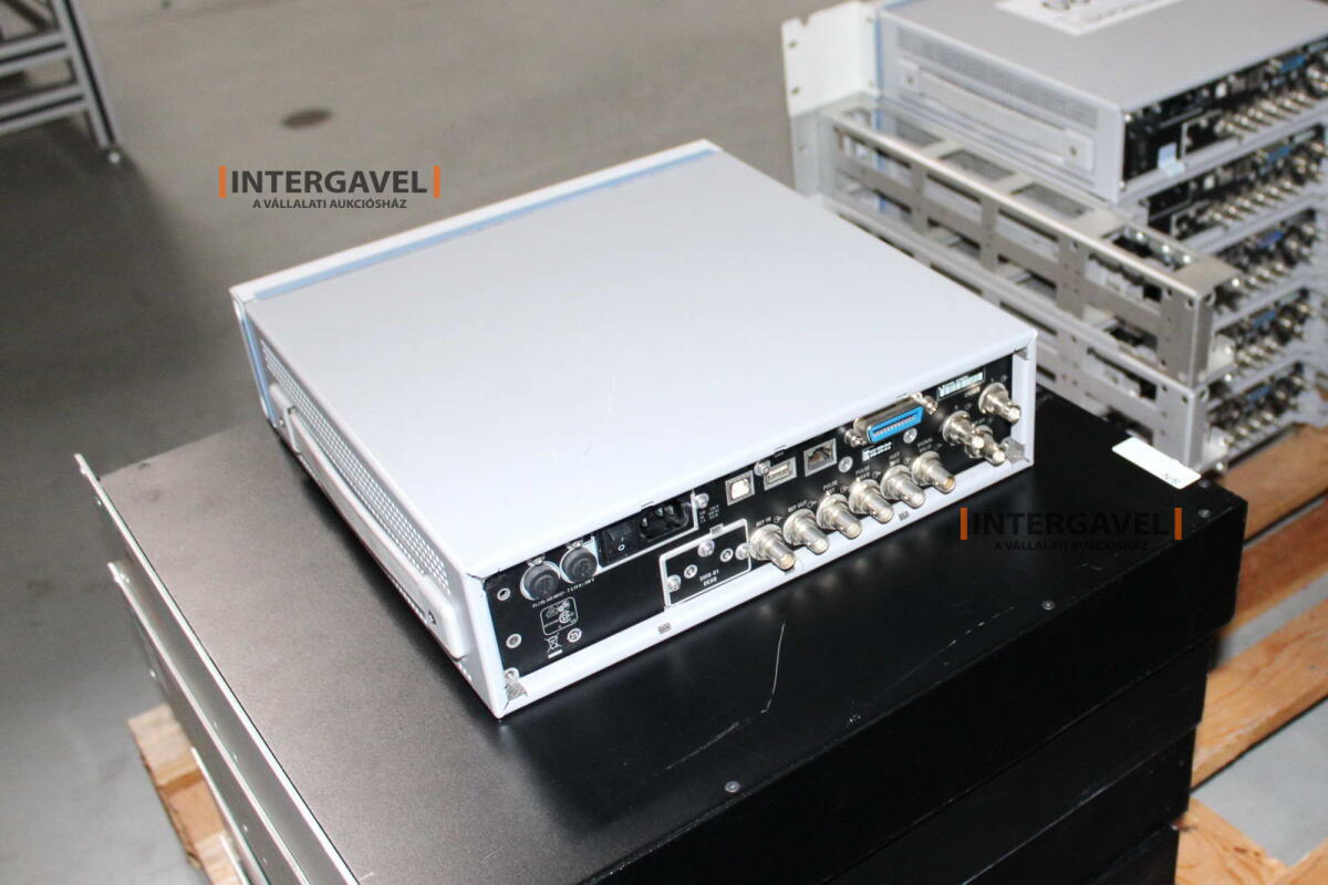Signal generator (Rohde & Schwarz, SMB 100 A) és egyéb műszerek 5