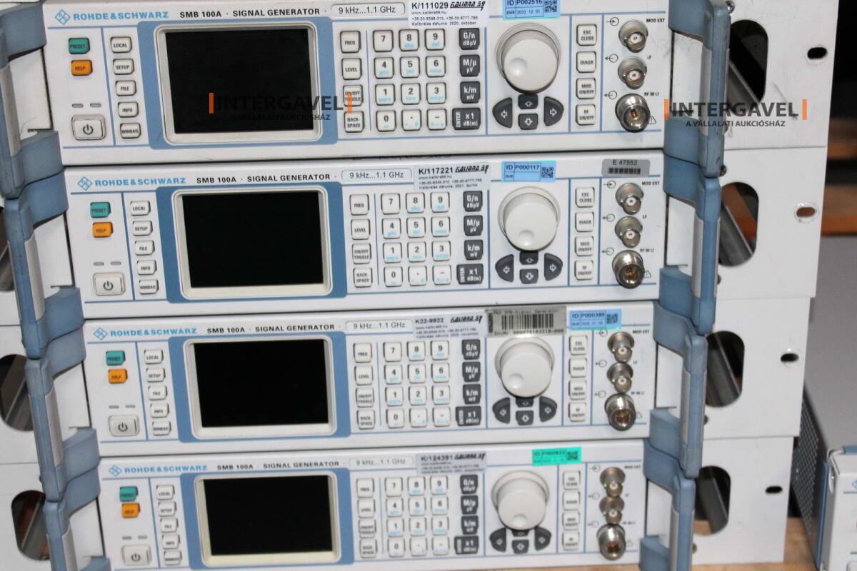 Signal generator (Rohde & Schwarz, SMB 100 A) és egyéb műszerek 10