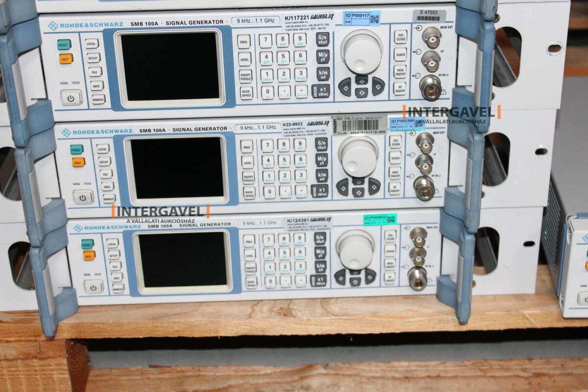 Signal generator (Rohde & Schwarz, SMB 100 A) és egyéb műszerek 11