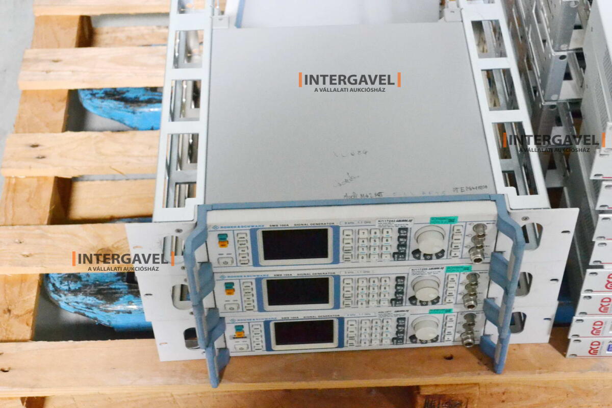 Signal generator (Rohde & Schwarz, SMB 100 A) és egyéb műszerek 12
