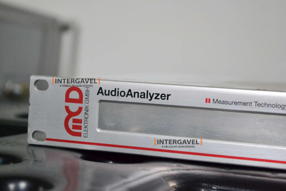 Signal generator (Rohde & Schwarz, SMB 100 A) és egyéb műszerek 22