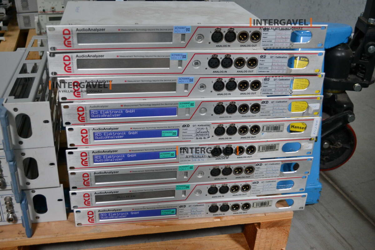 Signal generator (Rohde & Schwarz, SMB 100 A) és egyéb műszerek 27