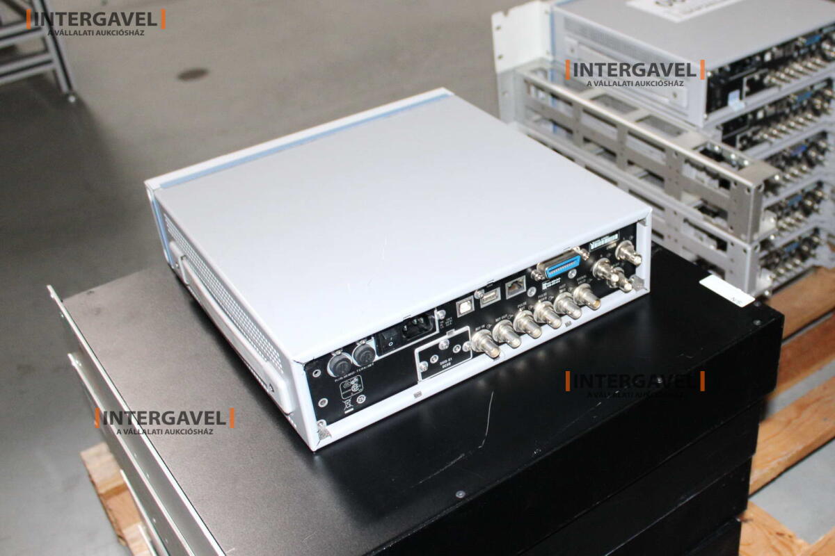 Signal generator (Rohde & Schwarz, SMB 100 A) és egyéb műszerek 5