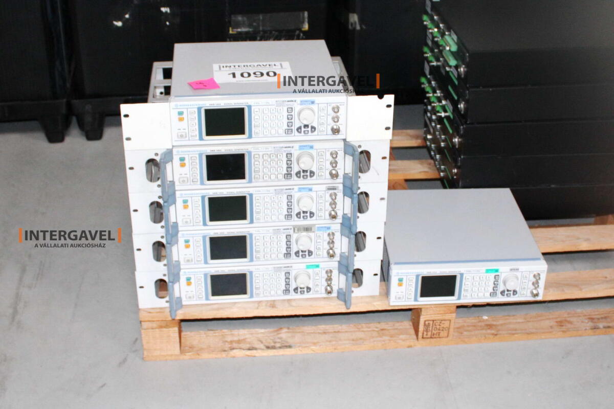 Signal generator (Rohde & Schwarz, SMB 100 A) és egyéb műszerek 7