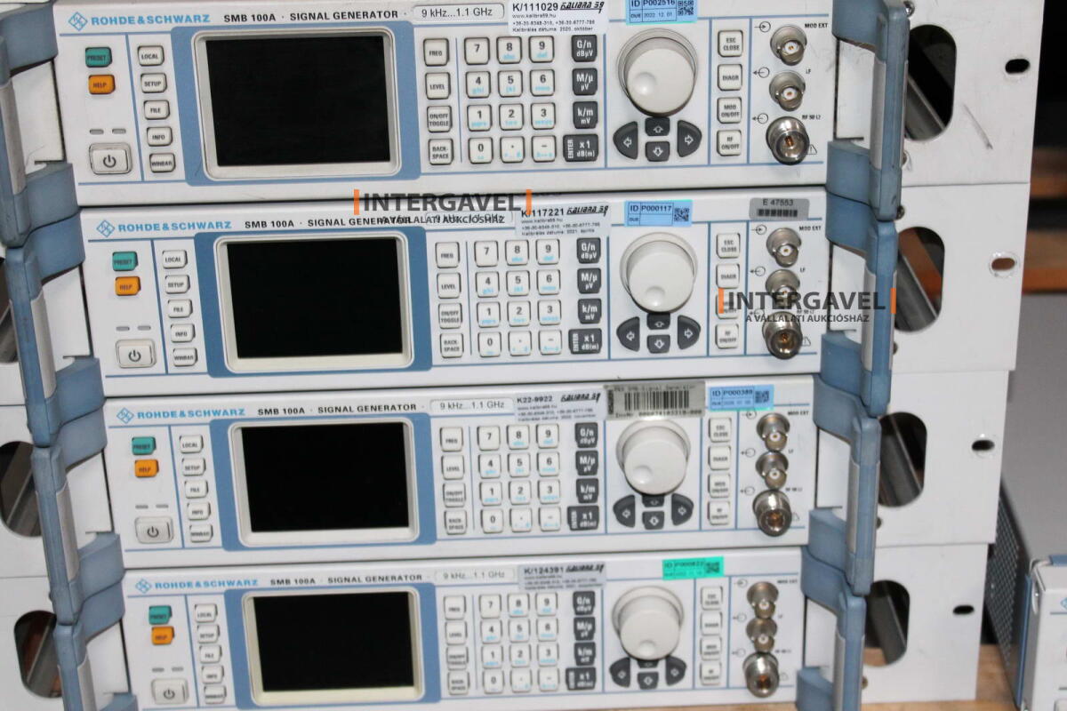 Signal generator (Rohde & Schwarz, SMB 100 A) és egyéb műszerek 10