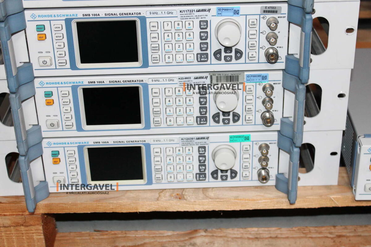Signal generator (Rohde & Schwarz, SMB 100 A) és egyéb műszerek 11