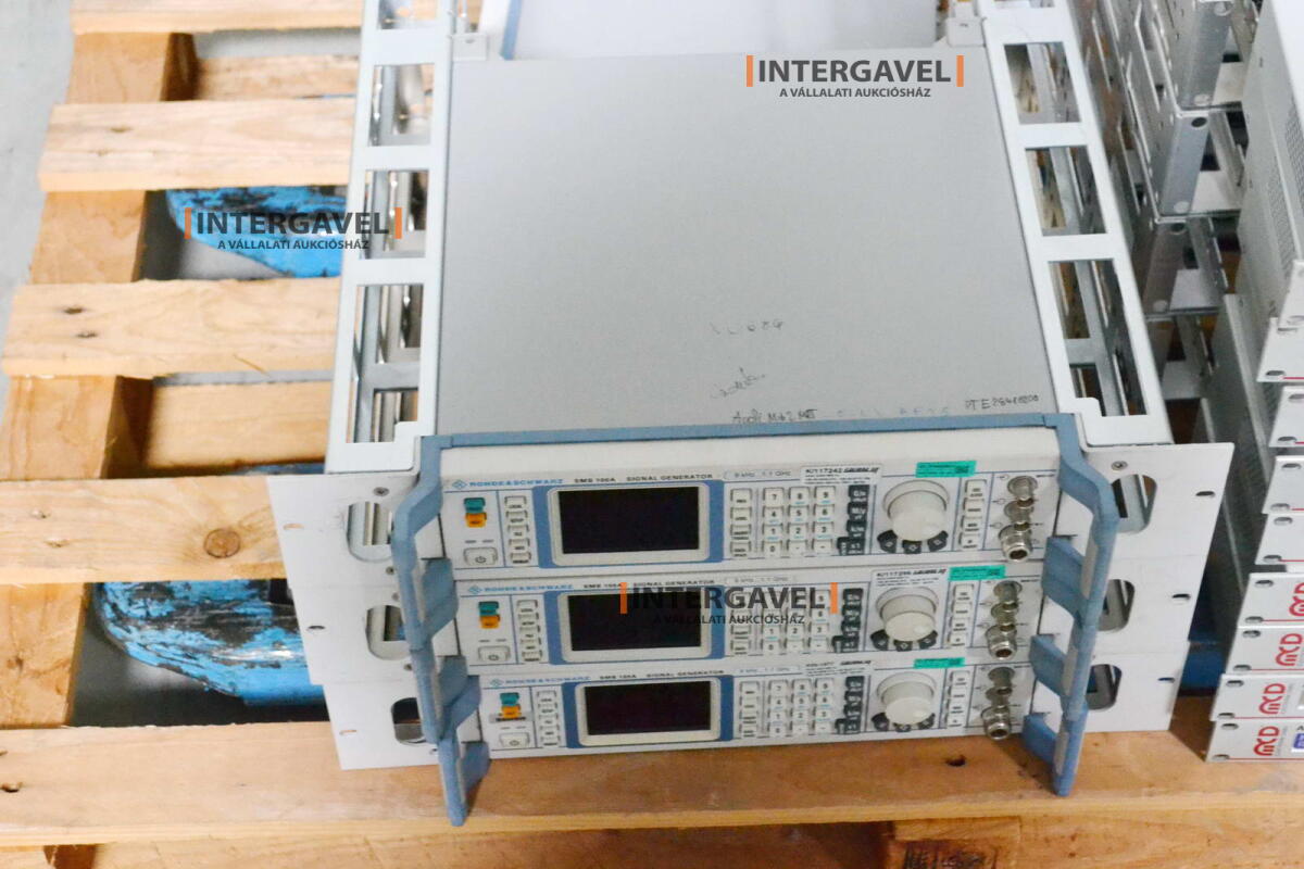 Signal generator (Rohde & Schwarz, SMB 100 A) és egyéb műszerek 12