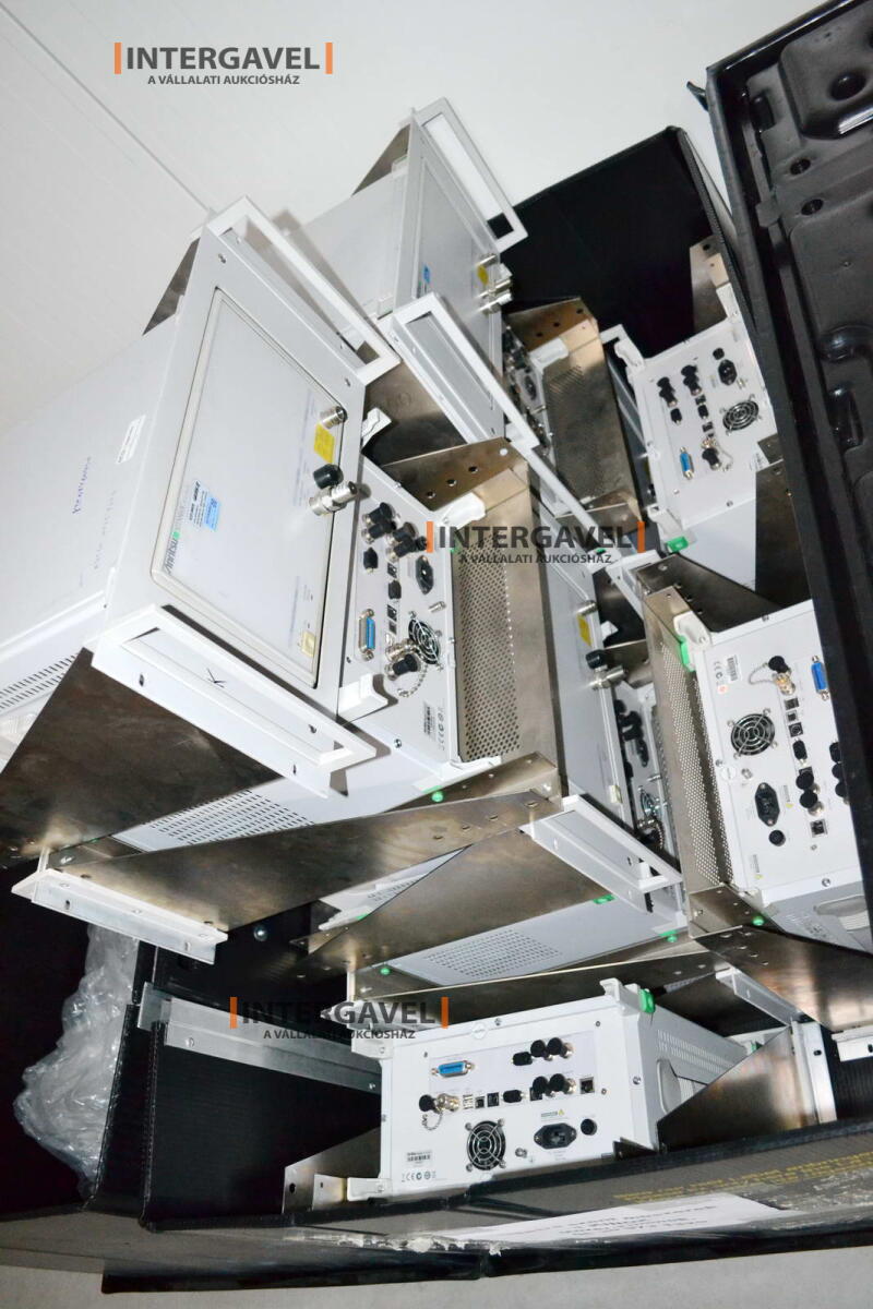 Signal generator (Rohde & Schwarz, SMB 100 A) és egyéb műszerek 20
