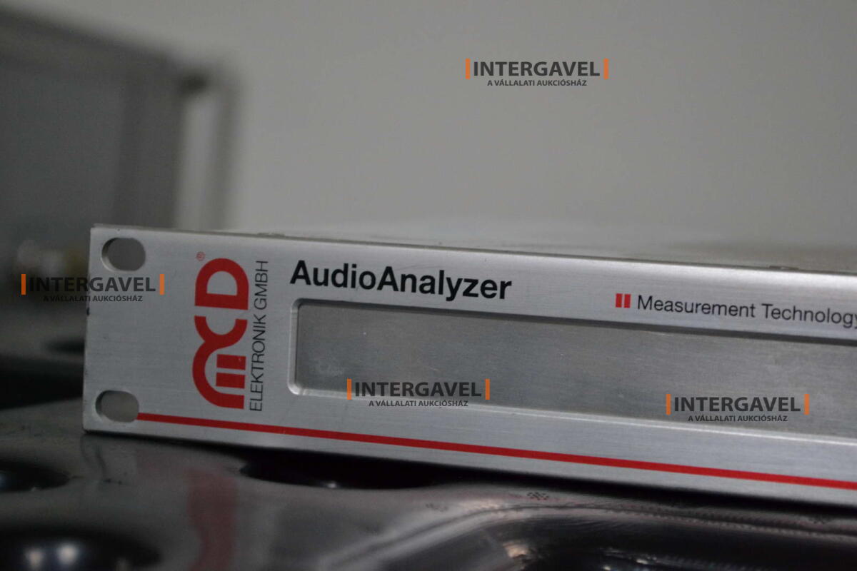 Signal generator (Rohde & Schwarz, SMB 100 A) és egyéb műszerek 22