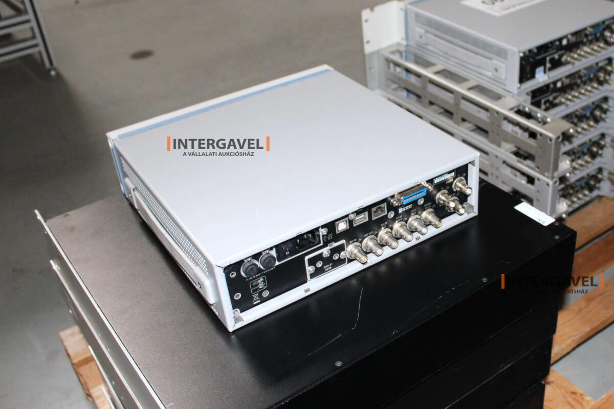 Signal generator (Rohde & Schwarz, SMB 100 A) és egyéb műszerek 5
