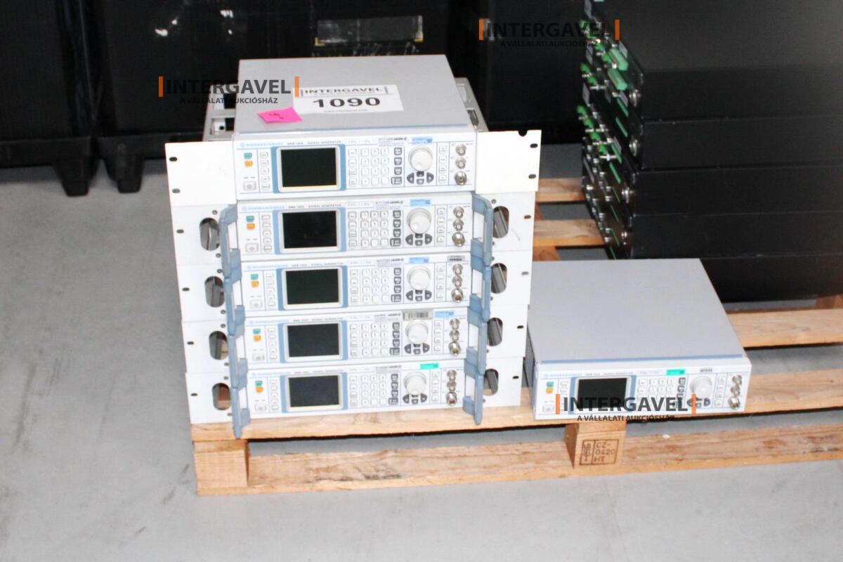 Signal generator (Rohde & Schwarz, SMB 100 A) és egyéb műszerek 7