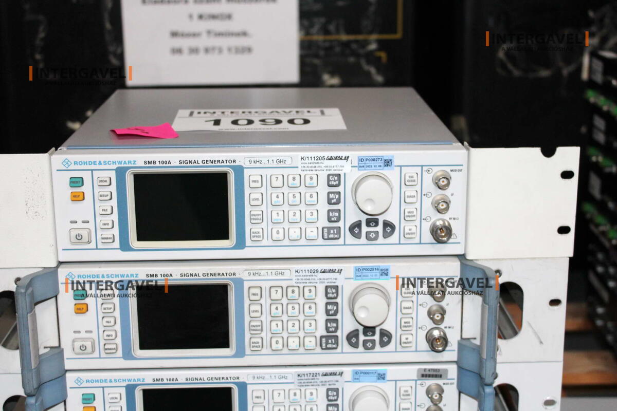 Signal generator (Rohde & Schwarz, SMB 100 A) és egyéb műszerek 9
