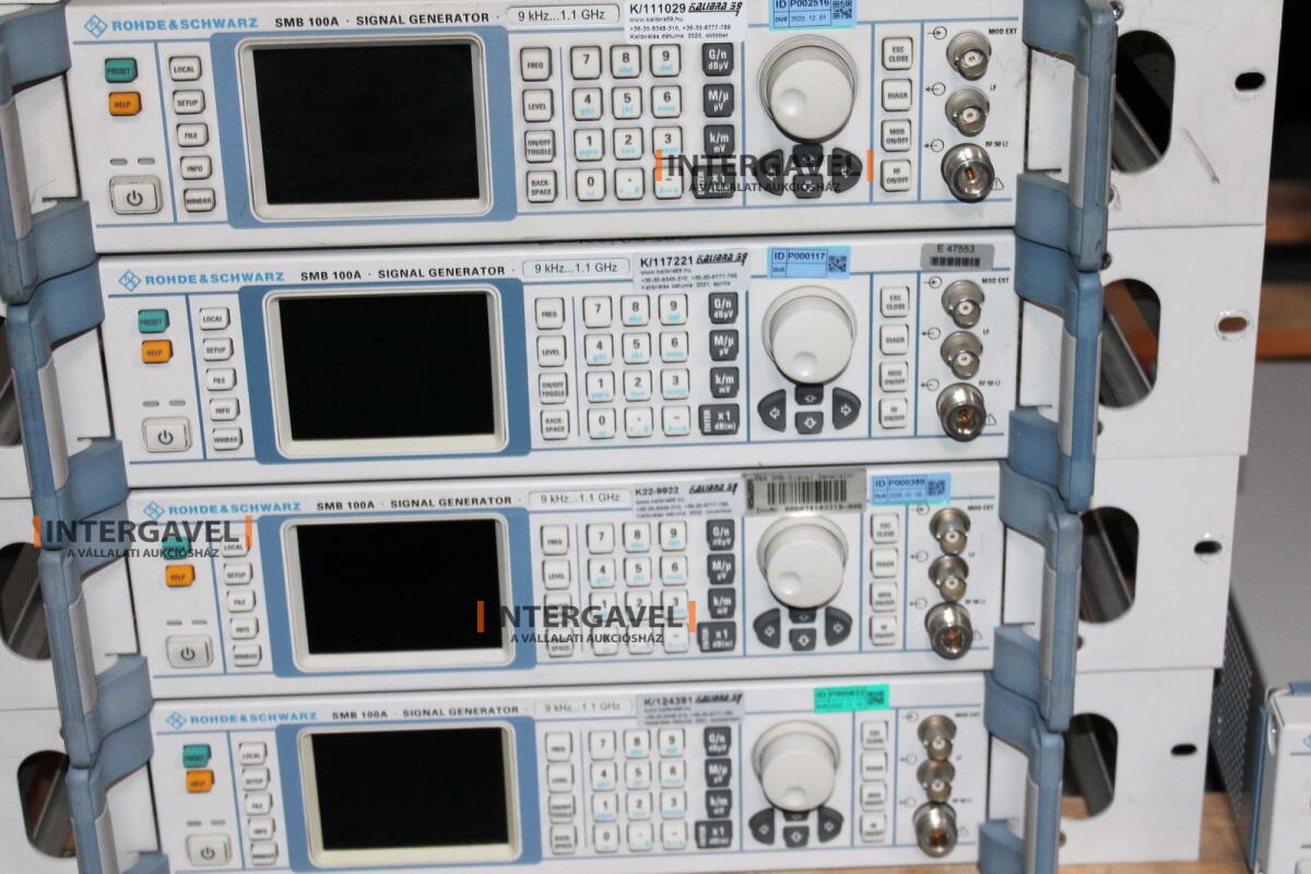 Signal generator (Rohde & Schwarz, SMB 100 A) és egyéb műszerek 10