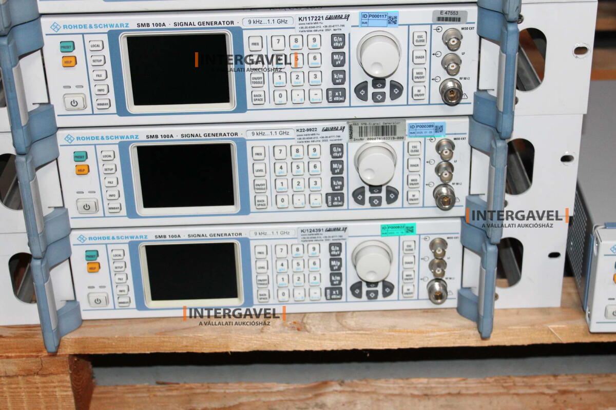 Signal generator (Rohde & Schwarz, SMB 100 A) és egyéb műszerek 11
