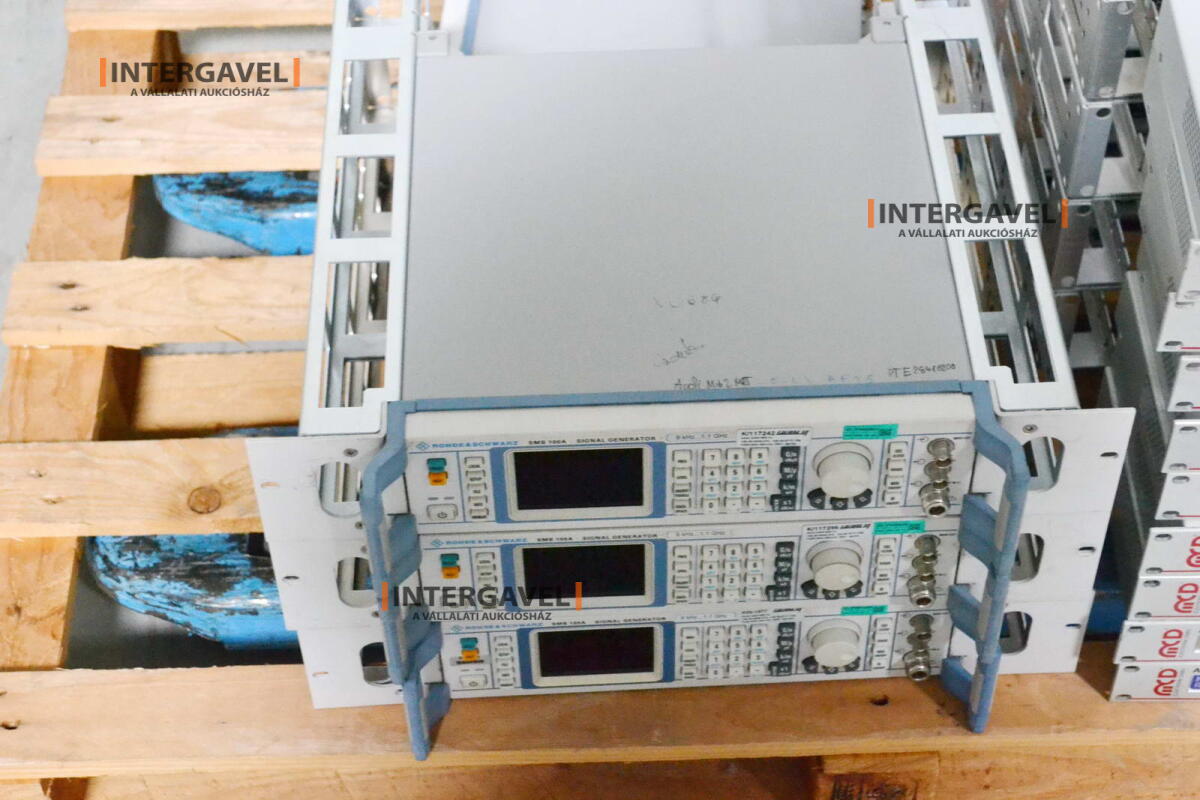 Signal generator (Rohde & Schwarz, SMB 100 A) és egyéb műszerek 12