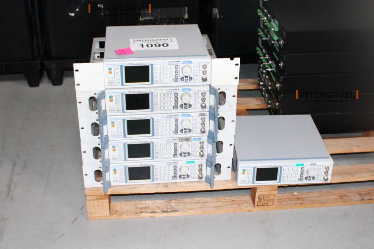 Signal generator (Rohde & Schwarz, SMB 100 A) és egyéb műszerek 7