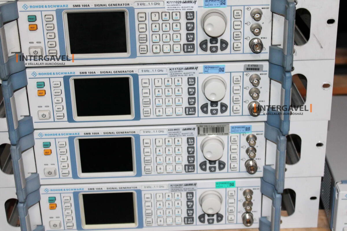 Signal generator (Rohde & Schwarz, SMB 100 A) és egyéb műszerek 10