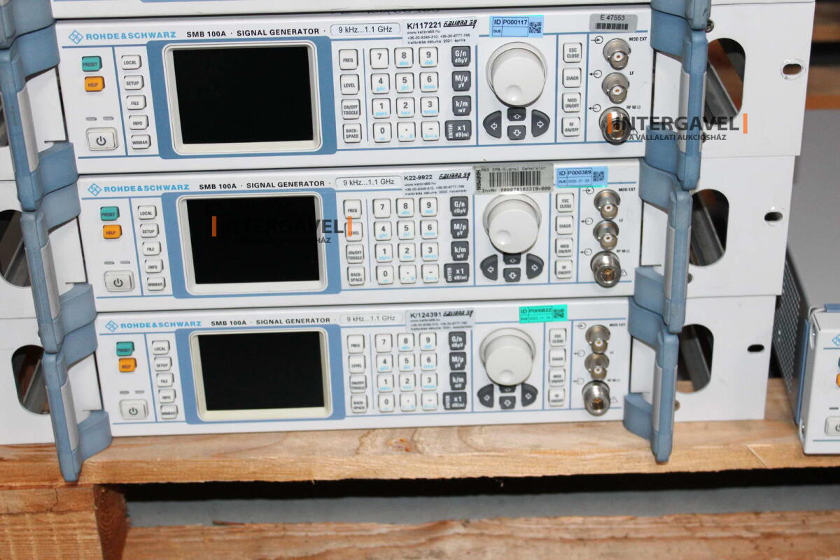 Signal generator (Rohde & Schwarz, SMB 100 A) és egyéb műszerek 11
