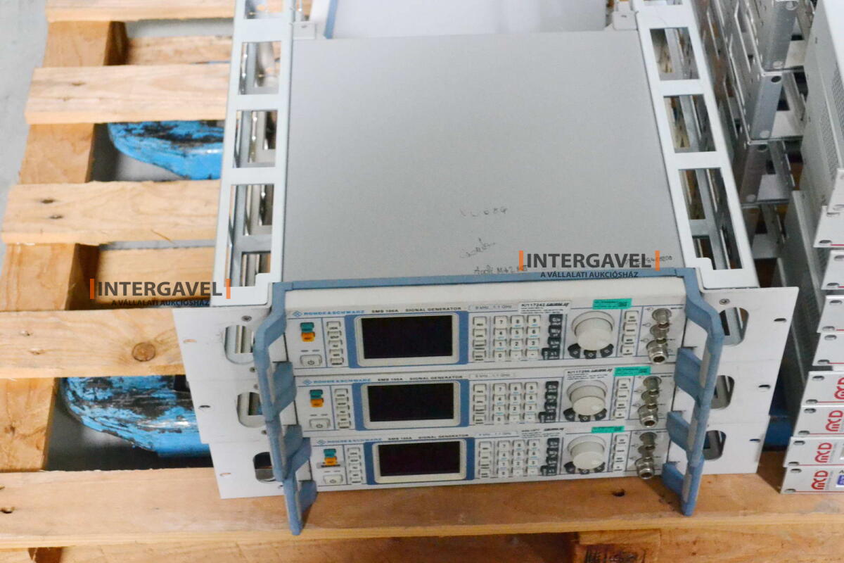 Signal generator (Rohde & Schwarz, SMB 100 A) és egyéb műszerek 12