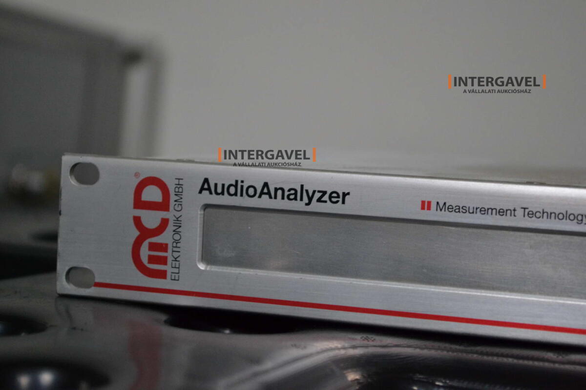 Signal generator (Rohde & Schwarz, SMB 100 A) és egyéb műszerek 22