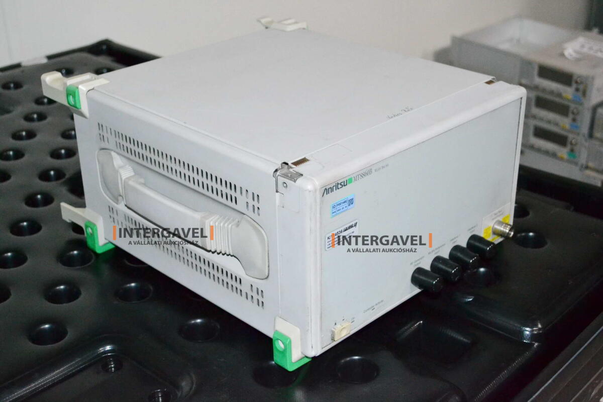 Signal generator (Rohde & Schwarz, SMB 100 A) és egyéb műszerek 33