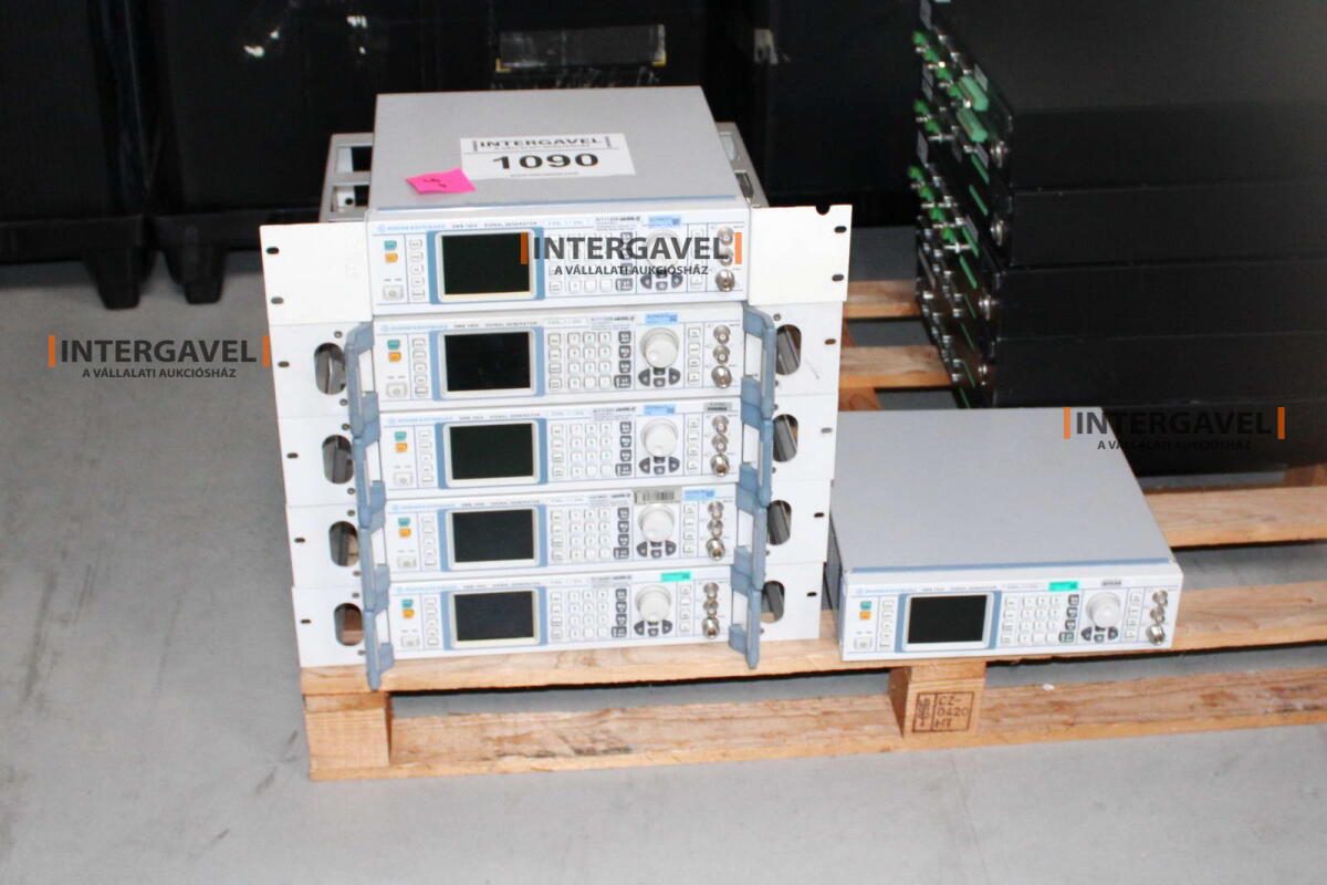 Signal generator (Rohde & Schwarz, SMB 100 A) és egyéb műszerek 7