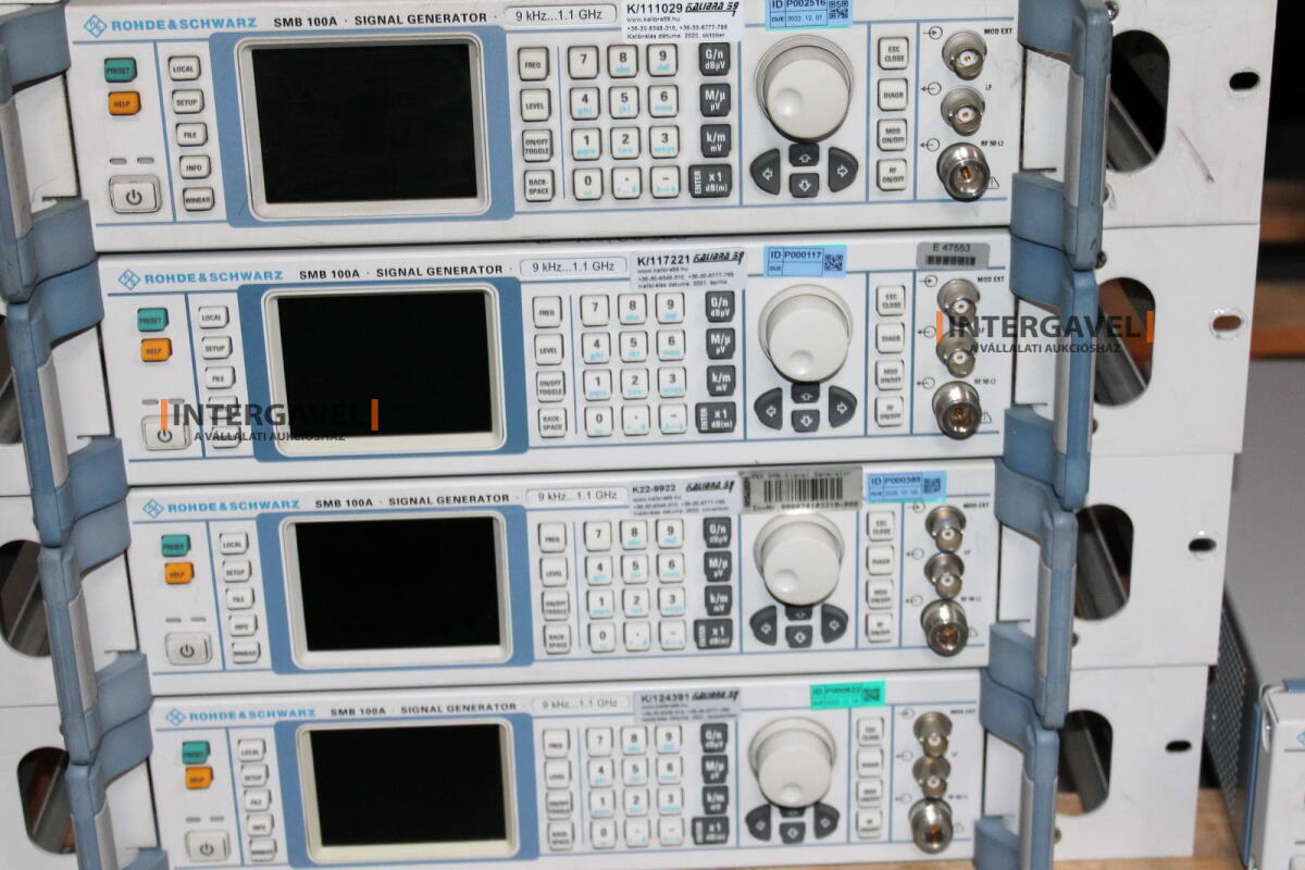 Signal generator (Rohde & Schwarz, SMB 100 A) és egyéb műszerek 10
