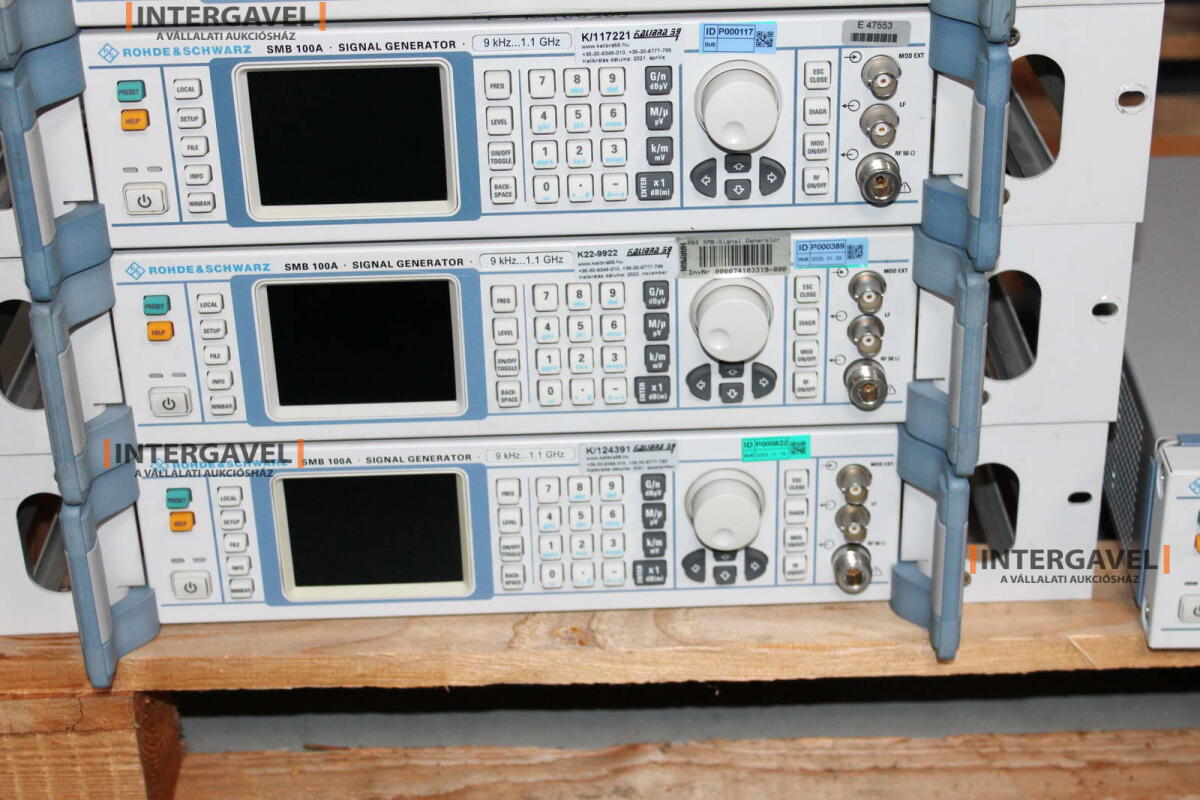 Signal generator (Rohde & Schwarz, SMB 100 A) és egyéb műszerek 11