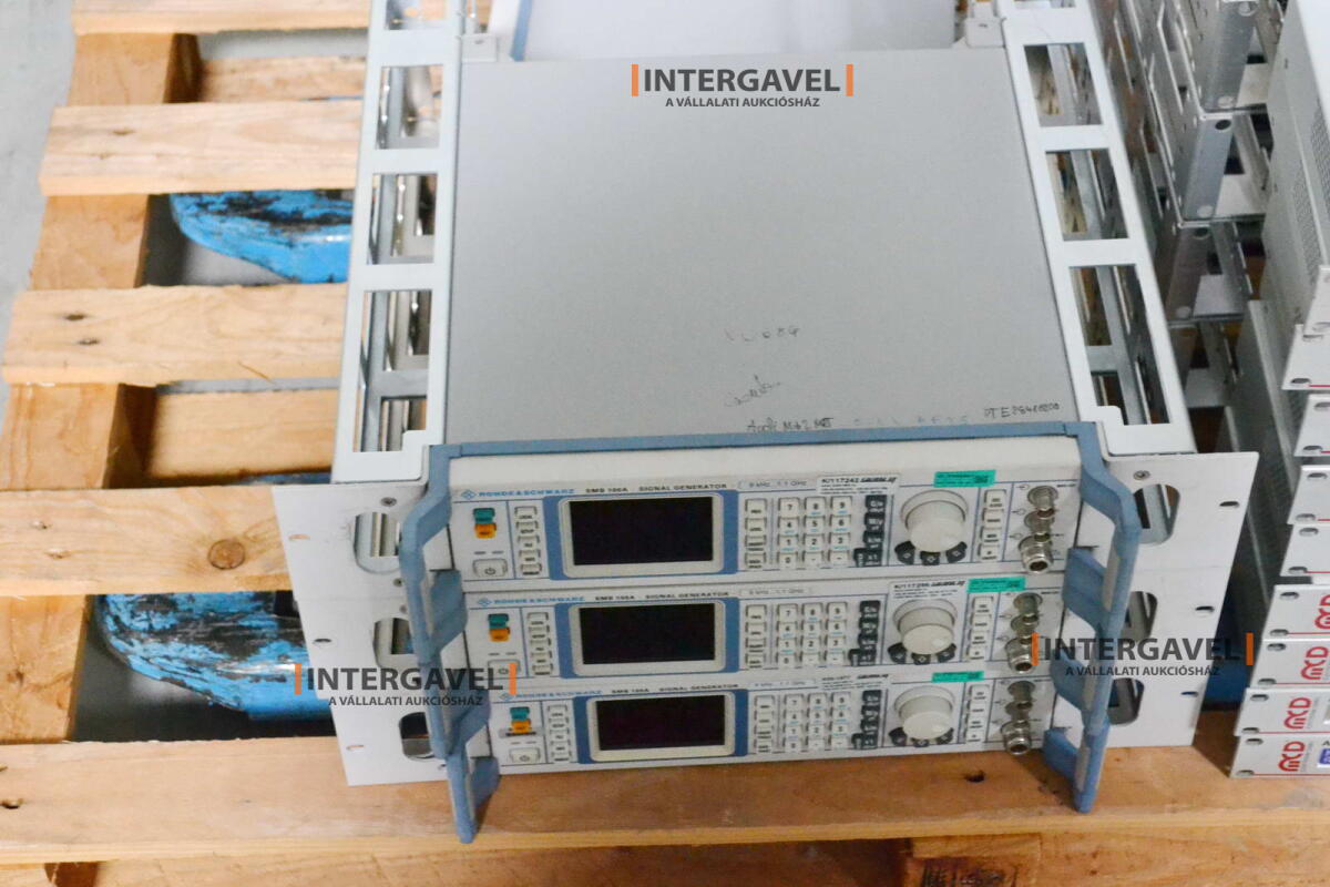 Signal generator (Rohde & Schwarz, SMB 100 A) és egyéb műszerek 12