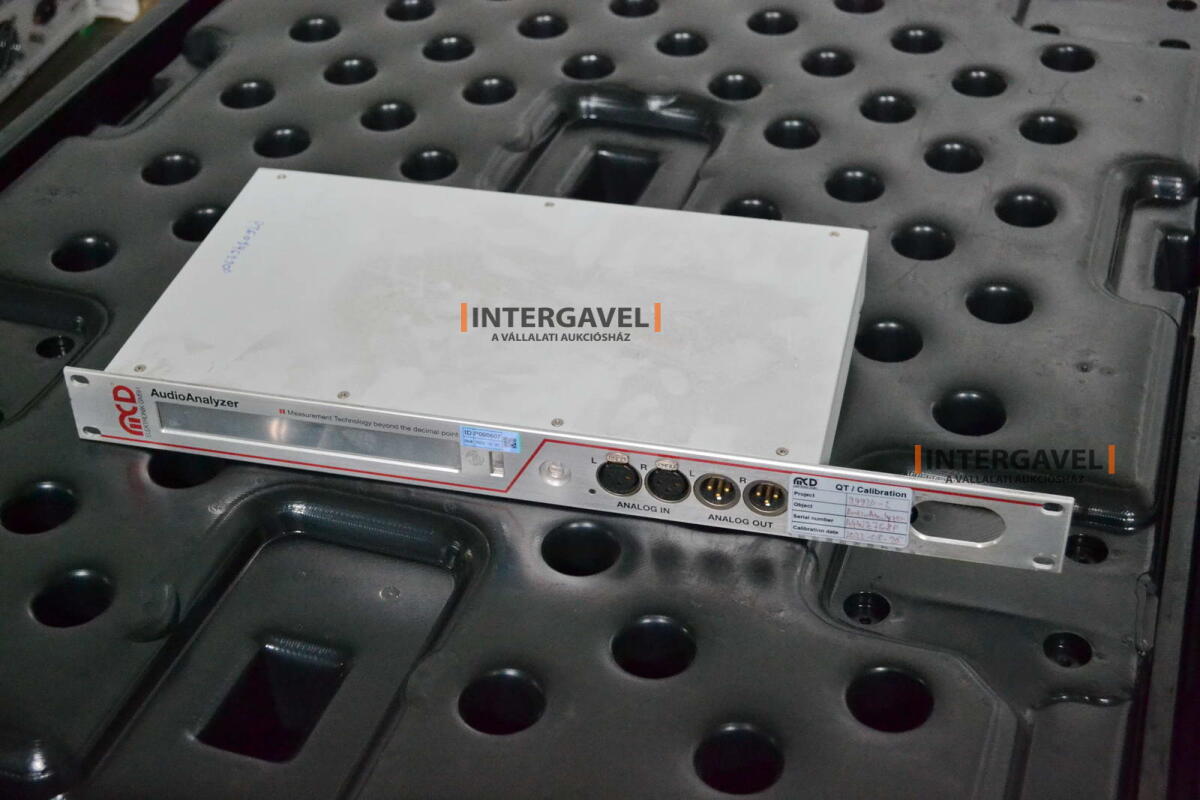 Signal generator (Rohde & Schwarz, SMB 100 A) és egyéb műszerek 21