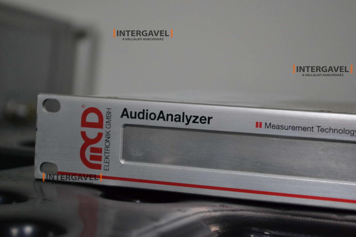 Signal generator (Rohde & Schwarz, SMB 100 A) és egyéb műszerek 22