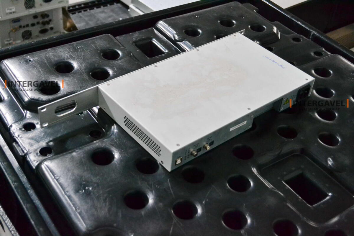 Signal generator (Rohde & Schwarz, SMB 100 A) és egyéb műszerek 24