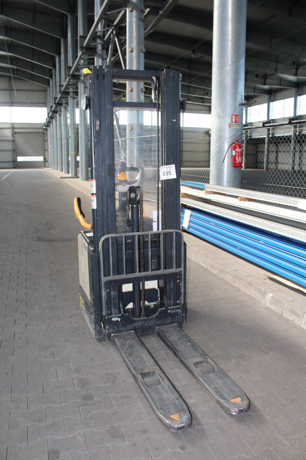 Magasemelésű vezetőplatformos raklapmozgató 1