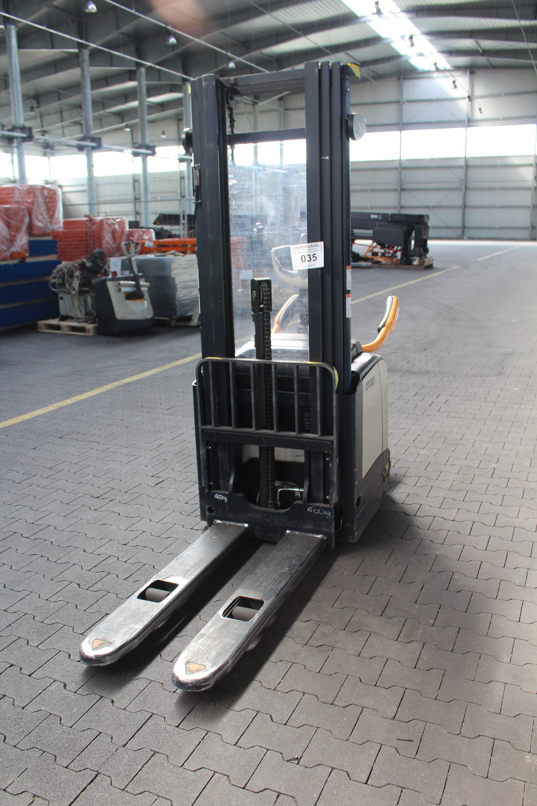 Magasemelésű vezetőplatformos raklapmozgató 4