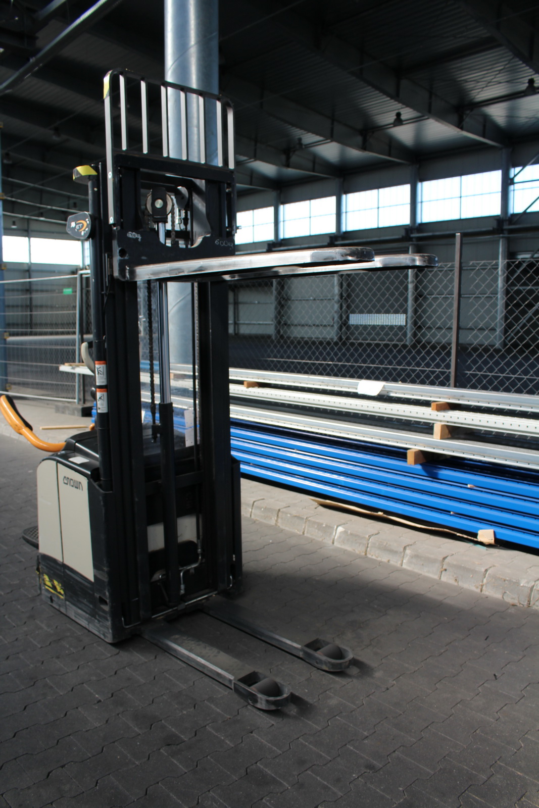 Magasemelésű vezetőplatformos raklapmozgató 8