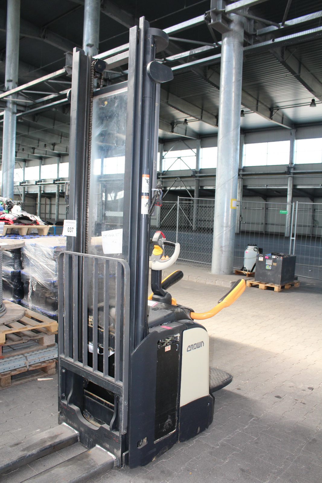 Magasemelésű vezetőplatformos raklapmozgató 4