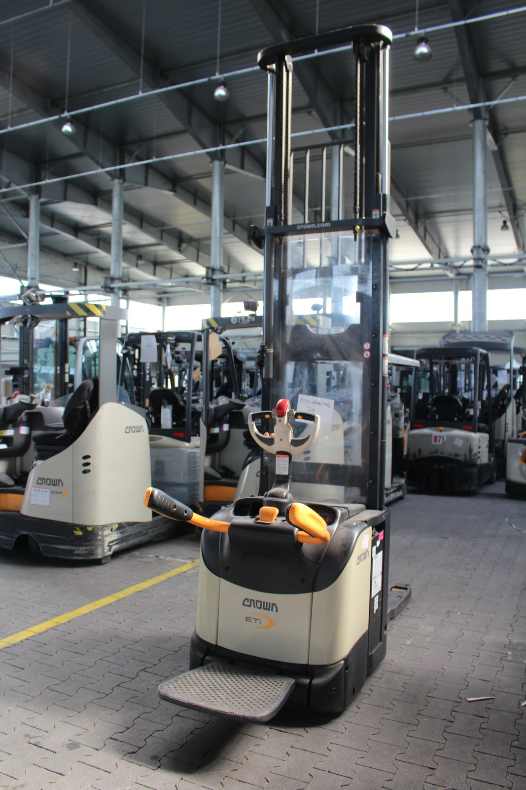 Magasemelésű vezetőplatformos raklapmozgató 6