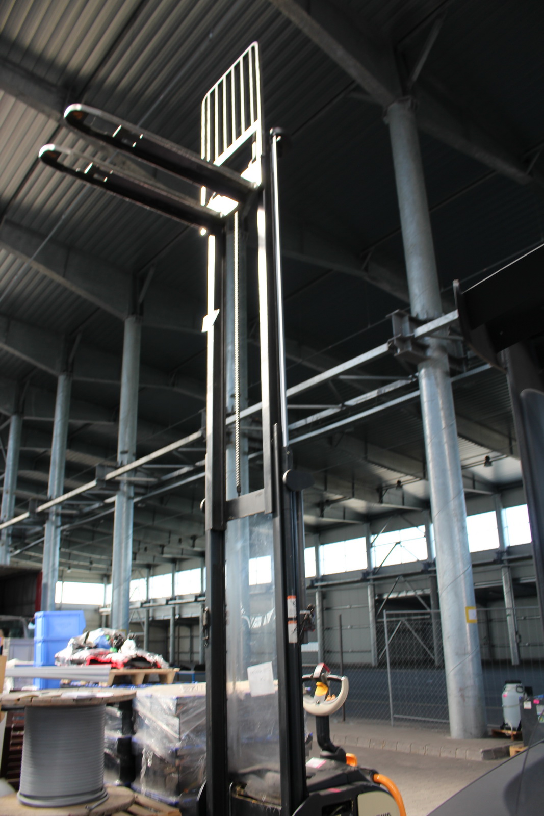 Magasemelésű vezetőplatformos raklapmozgató 8