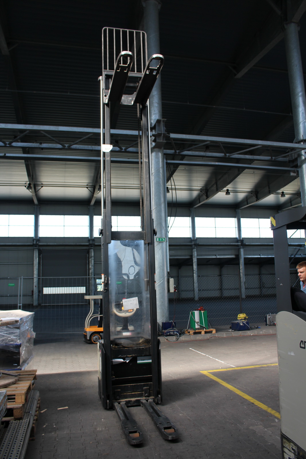 Magasemelésű vezetőplatformos raklapmozgató 9