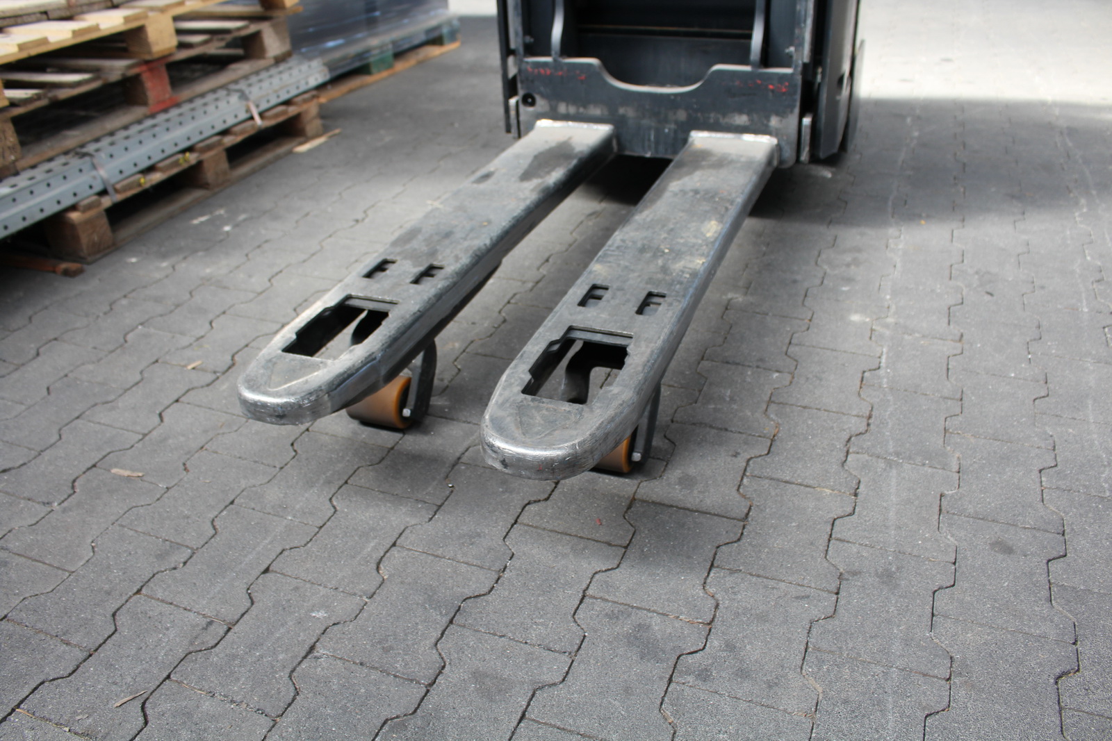 Magasemelésű vezetőplatformos raklapmozgató 10